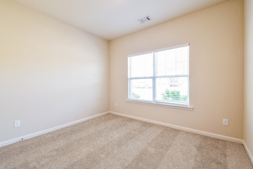Building Photo - 133 Innis Brk Cir
