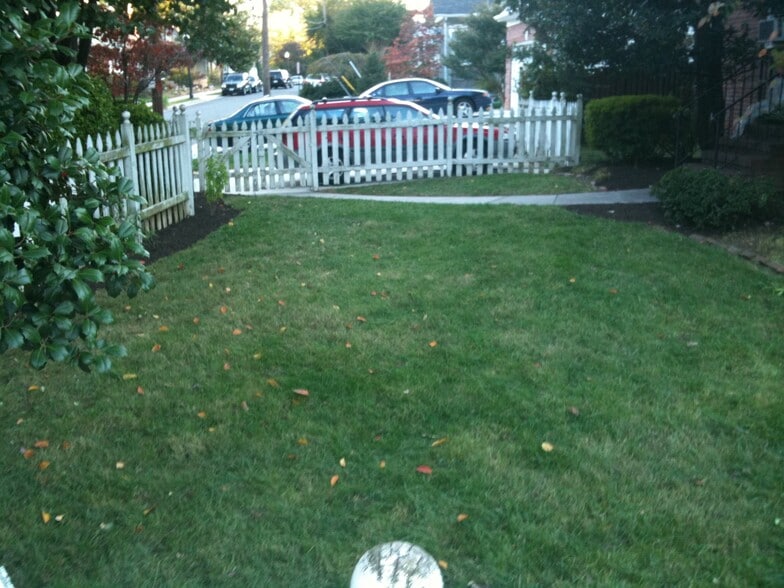 Front Yard - 1048 N Danville St