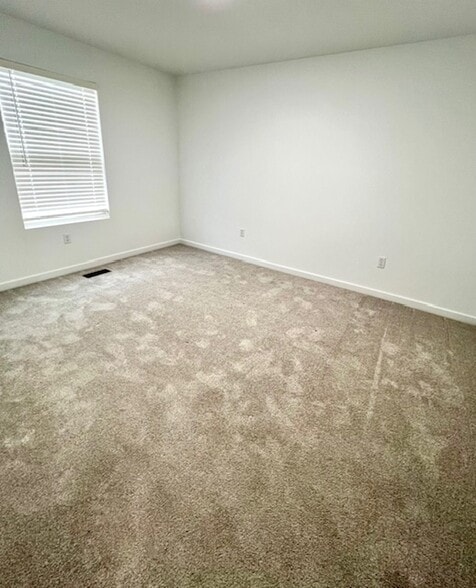 Three Bedrooms - 800 Hoffman Hills Blvd