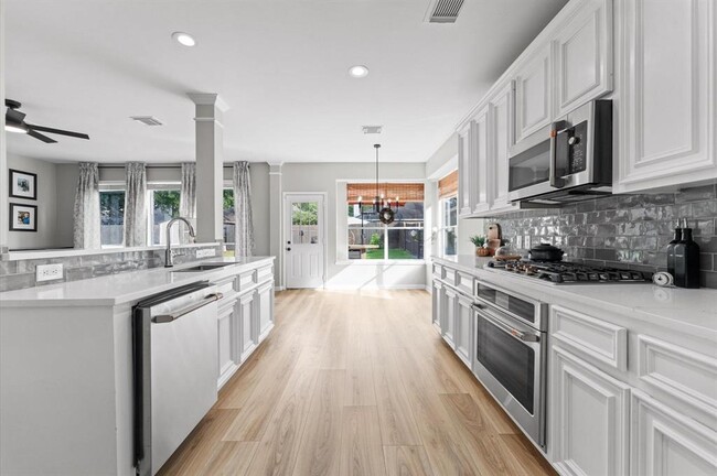Building Photo - 15407 Cumberland Oak Way