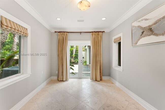 Building Photo - 11 E Rivo Alto Dr