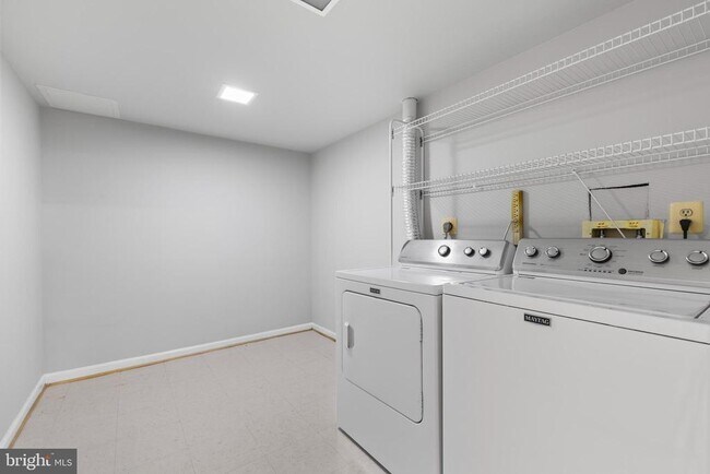 Building Photo - 5142 Woodford Dr