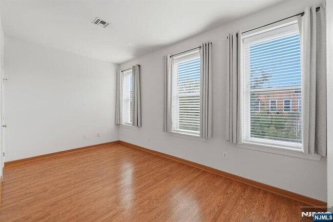 Building Photo - 394 Woodlawn Ave