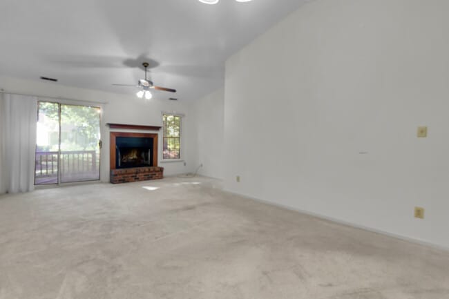 Building Photo - 1615 RaceTrack Rd