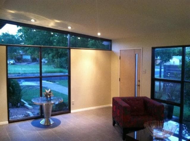 Building Photo - 703 W Crestland Dr