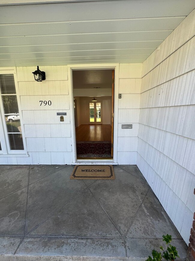 Building Photo - 2 bedroom | 1 bathroom | Single family Ard...