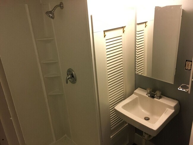 Building Photo - AVAILABLE SEPTEMBER 1st - 1 Bed 1 Bath Efficiency Apt across from Portland Square Park