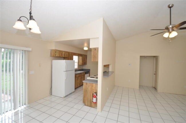Building Photo - 828 Cinnamon Dr E
