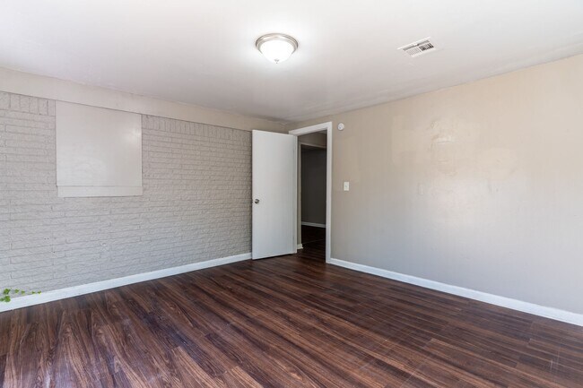 Building Photo - Charming 5-bedroom, 1.5-bathroom home