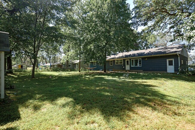 Building Photo - Gorgeous Shoreview House 3BR 1 Bath  Available Early May!