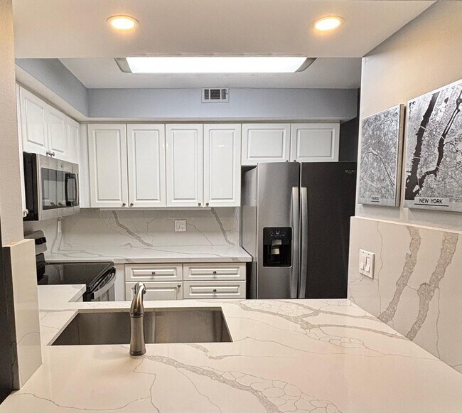 Building Photo - 1301 River Reach Dr
