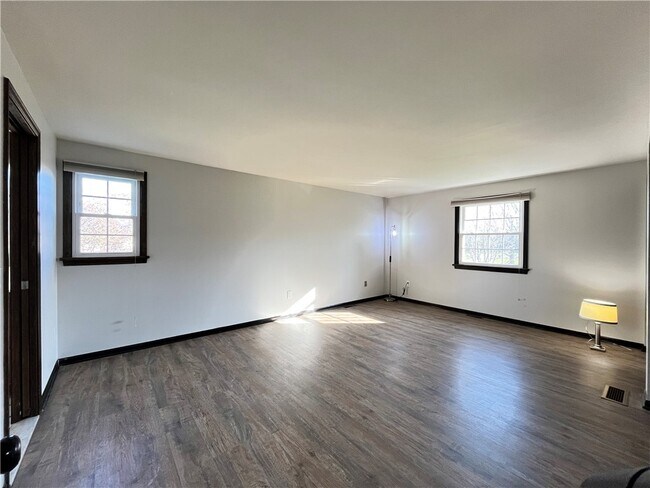 Building Photo - 100 Drumlin View Dr