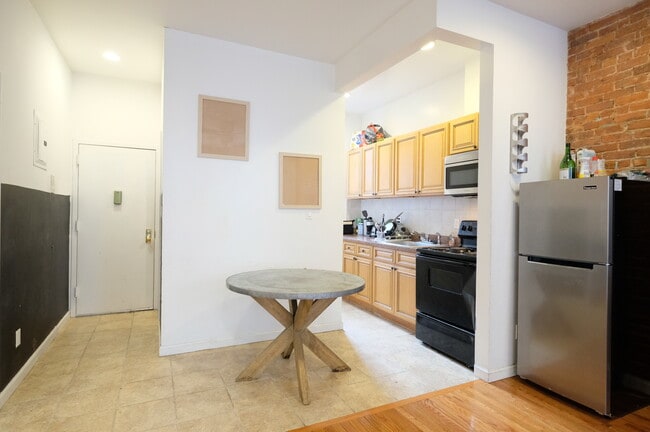 Building Photo - 744 9th Ave
