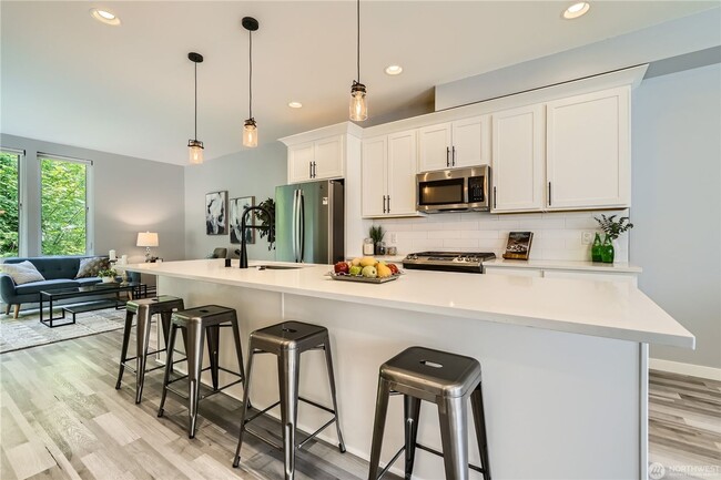 Building Photo - Spacious end-unit 3 bed townhome near Seat...