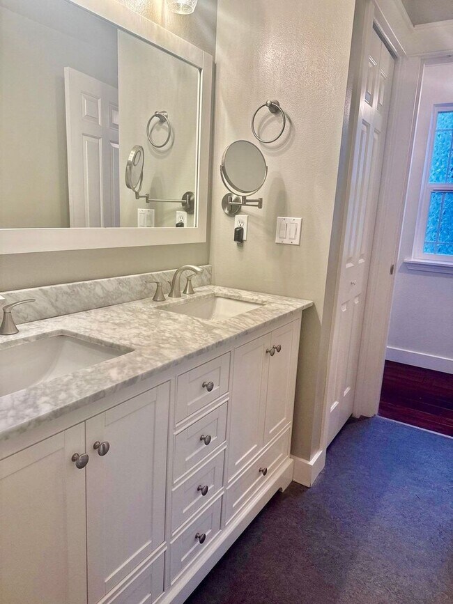 Building Photo - Spacious 2-Bed Townhouse in Seattle’s Greenwood / Phinney Area