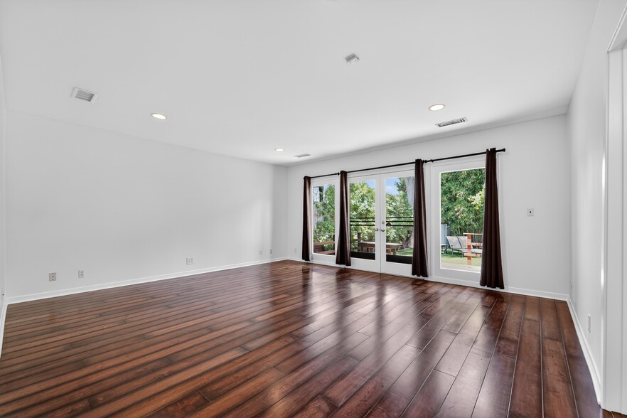 Building Photo - 13047 Dickens St