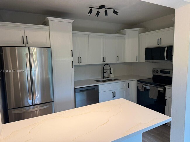 Building Photo - 1247 Marseille Dr