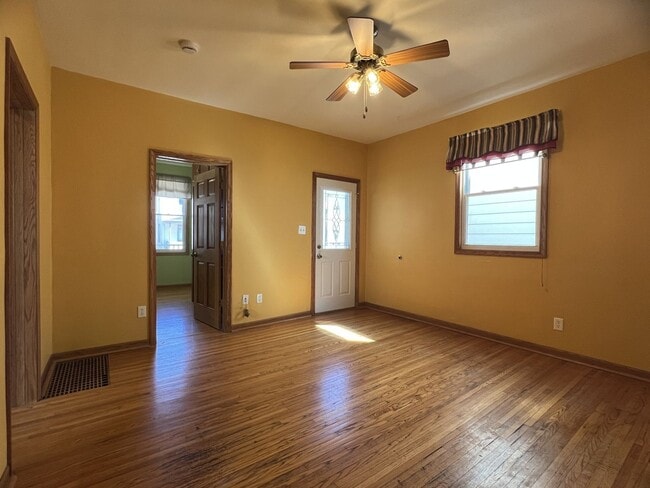 Building Photo - DUBUQUE:  NICE Duplex, hardwood floors, Ce...