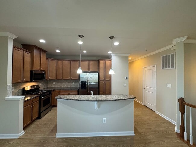 Building Photo - Gorgeous 2 Bed 2 Bath End-Unit Townhome In...