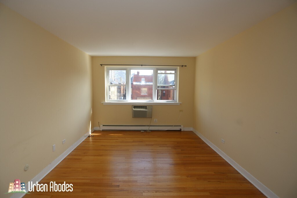 Building Photo - 637 W Wrightwood Ave