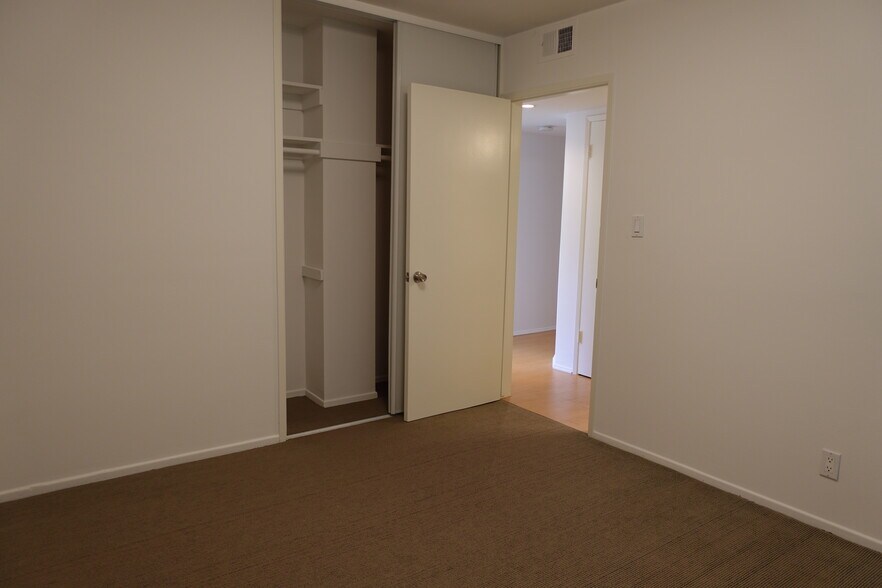 Building Photo - 546 N Flores St
