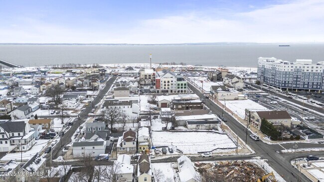 Building Photo - 143 Center Ave