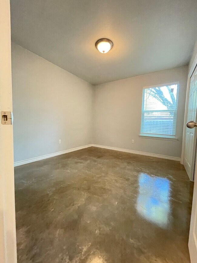 Building Photo - 915 Rebecca Ln