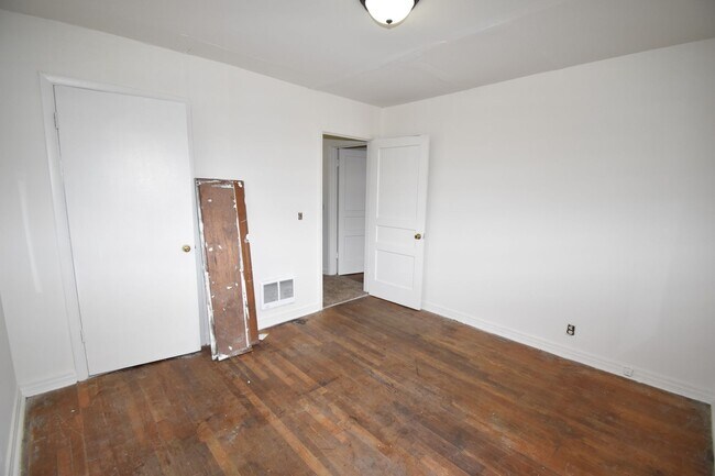 Building Photo - 3 Bedroom Home For Rent Near APSU!