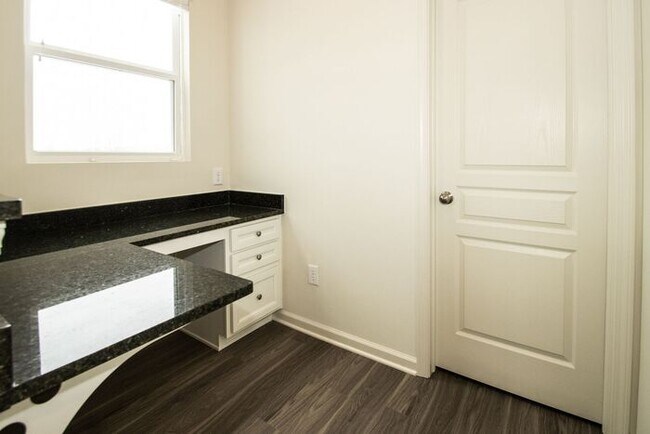 Building Photo - Gorgeous Westfield Home - 2800 sq ft and a...