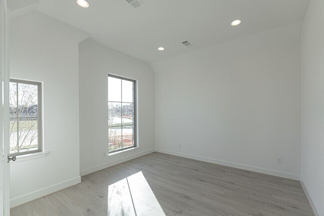 Building Photo - 15910 Mahogany Mist Dr