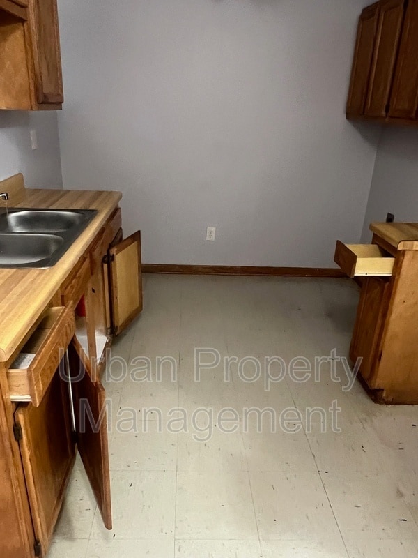 Building Photo - 110 E Frank Ave