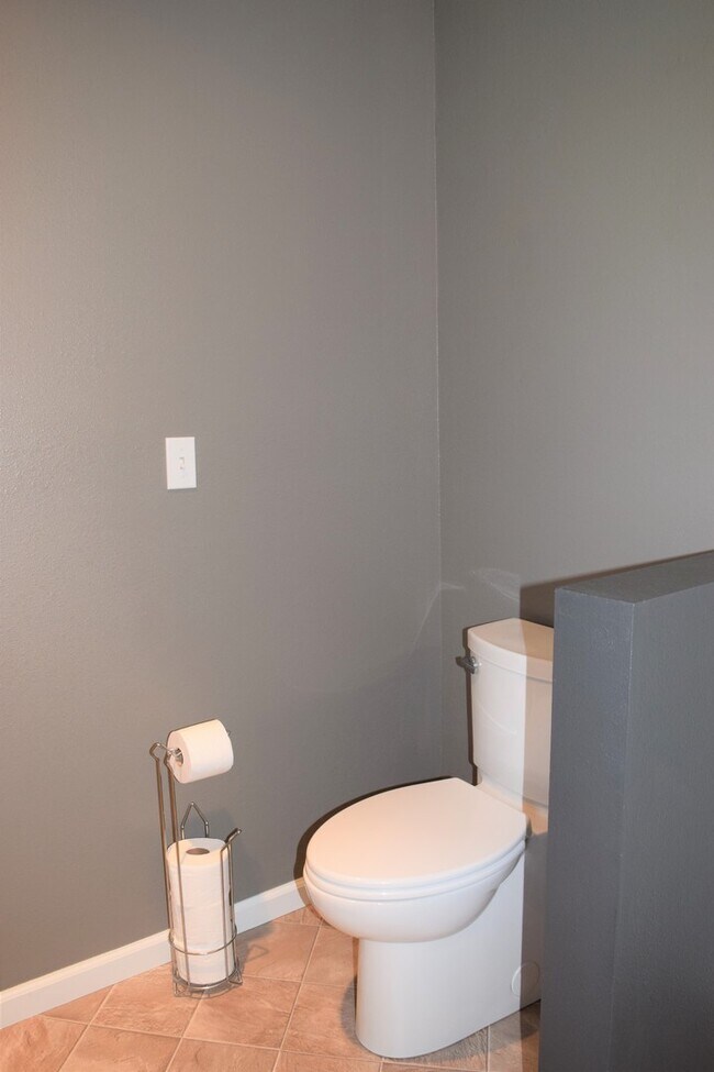 Building Photo - Beautiful 3 Bedroom, 2 Bathroom Home On Mi...