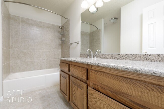 Building Photo - 4 Bedroom 2.5 Bath Home in Creekside Village