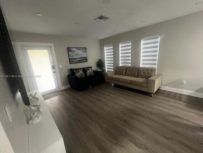 Building Photo - 2 bedroom in Hollywood FL 33021