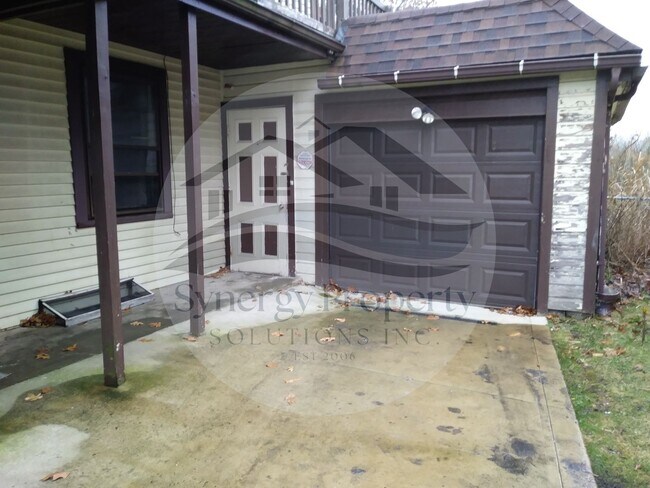 Building Photo - 560 W Townview Cir