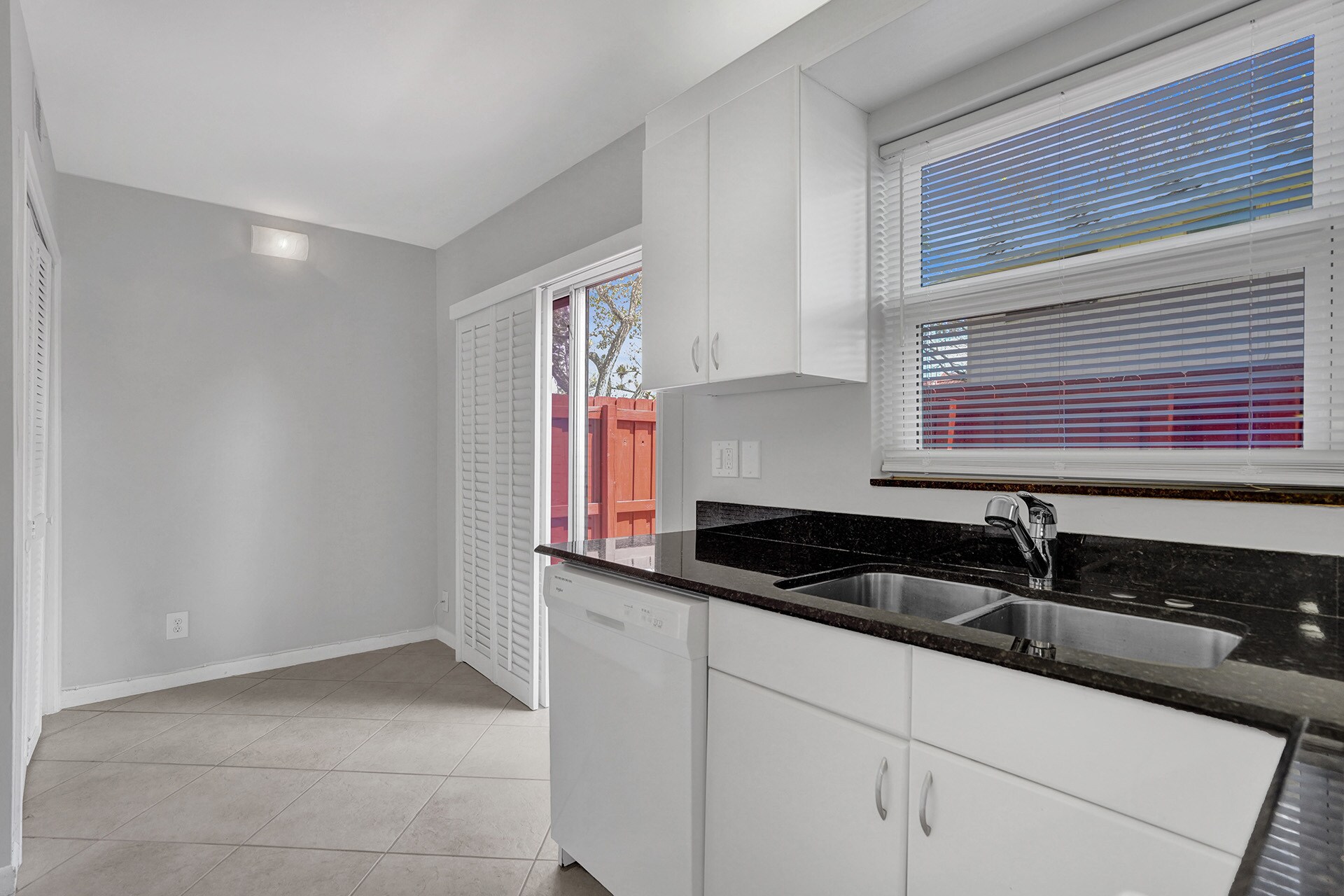 Building Photo - 12 NE 20th Ct