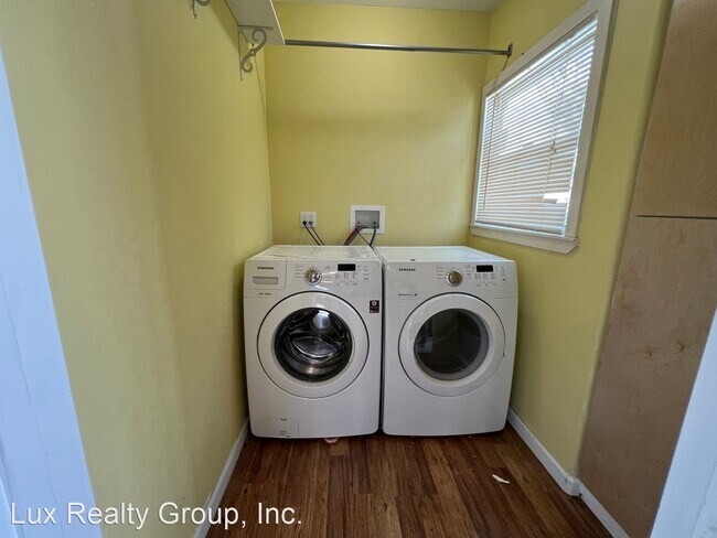 Building Photo - 2 br, 1 bath House - 558 A St