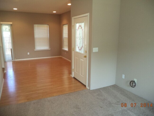 Building Photo - Beautiful Town Home for Rent