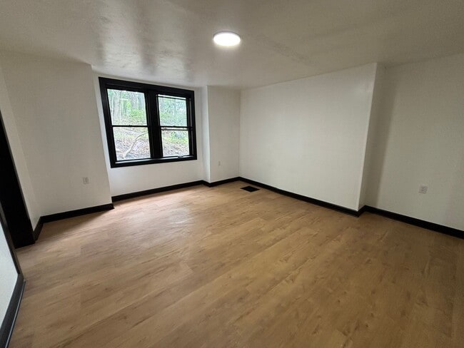 Building Photo - Beautiful 3 Bedroom, 2 Bathroom Home with Private Drive and Large Yard!