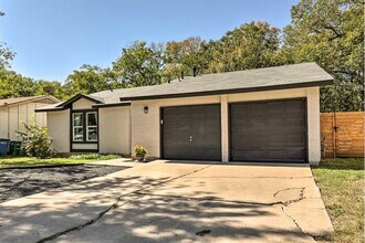 Building Photo - 6204 Wagon Bend