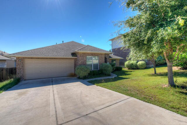 Building Photo - Classic Single Story Home In Beautiful Hil...