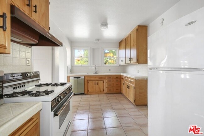 Building Photo - 2634 Lakewood Ave N