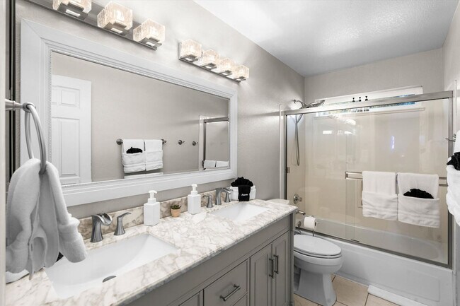 Building Photo - 5604 E Beverly Ln