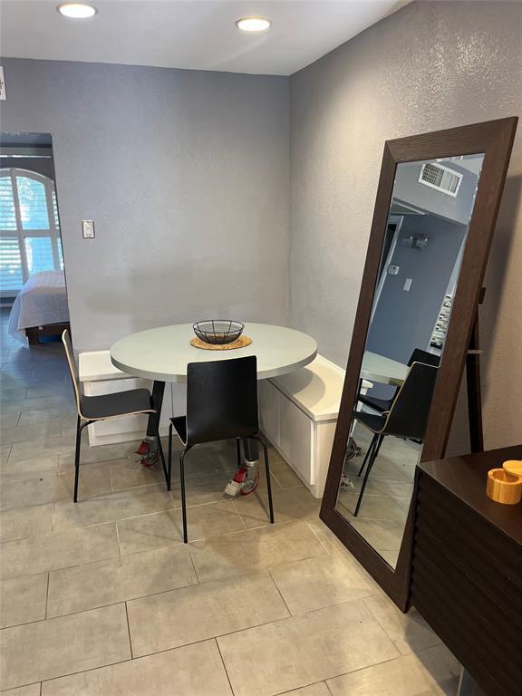 Building Photo - 505 W 7th St