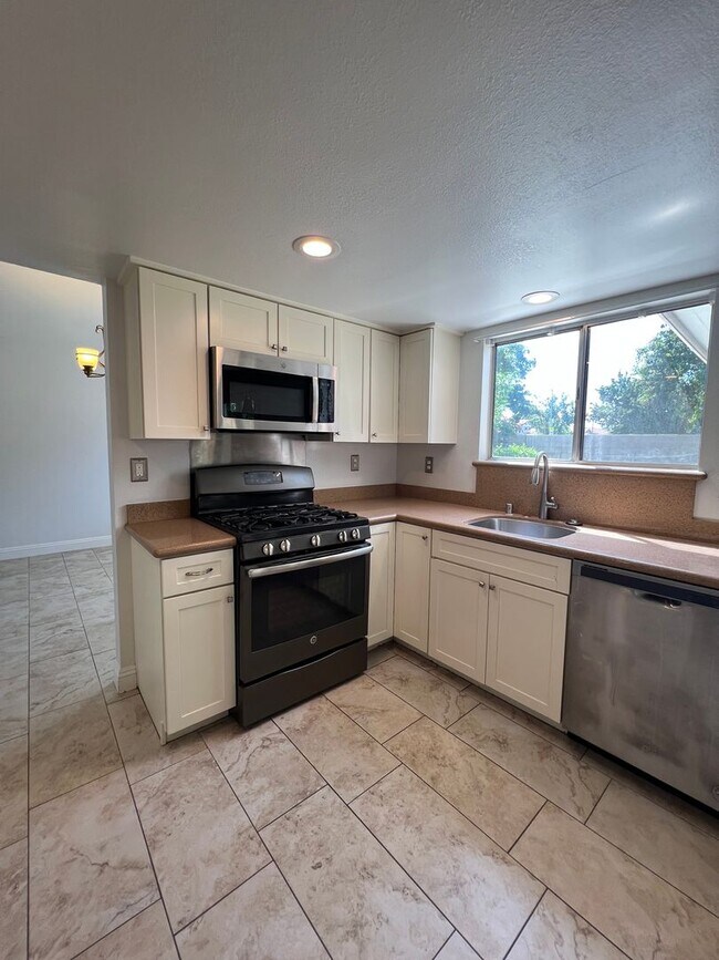 Building Photo - 7501 Canyon Clover Dr