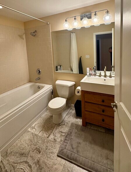 Building Photo - 1040 W Adams St