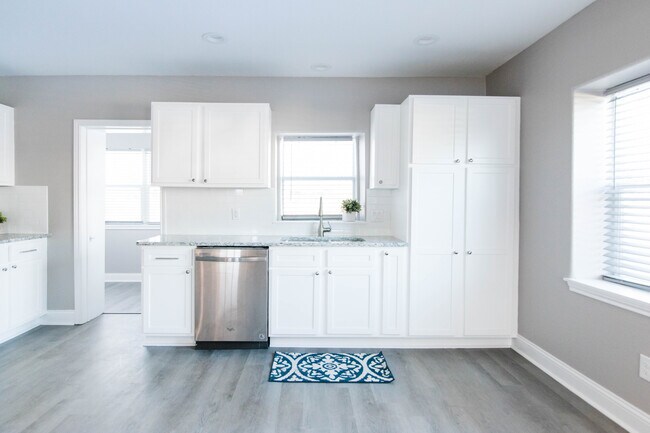 Building Photo - 305 W Sherman St