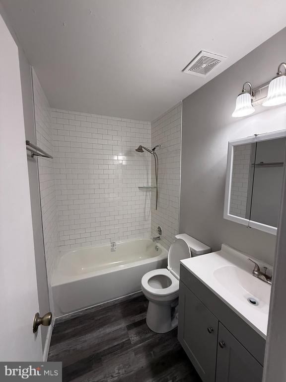 Building Photo - 5055 Lakeland Ct