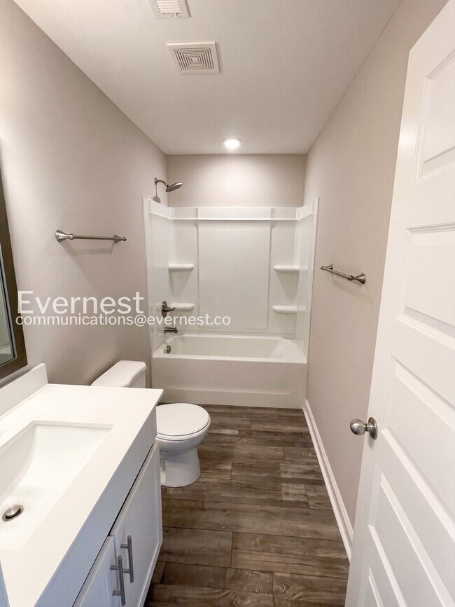 Building Photo - Limited Time Special Offer / 3 Bed/2.5 Bath Home with Garage / Pet-Friendly / Vouchers Accepted /...