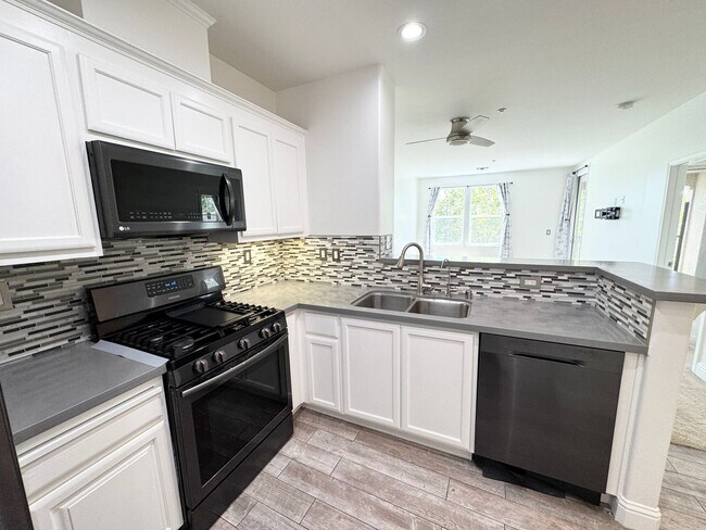 Building Photo - Perfect Shape Dublin Ranch Condo with quic...